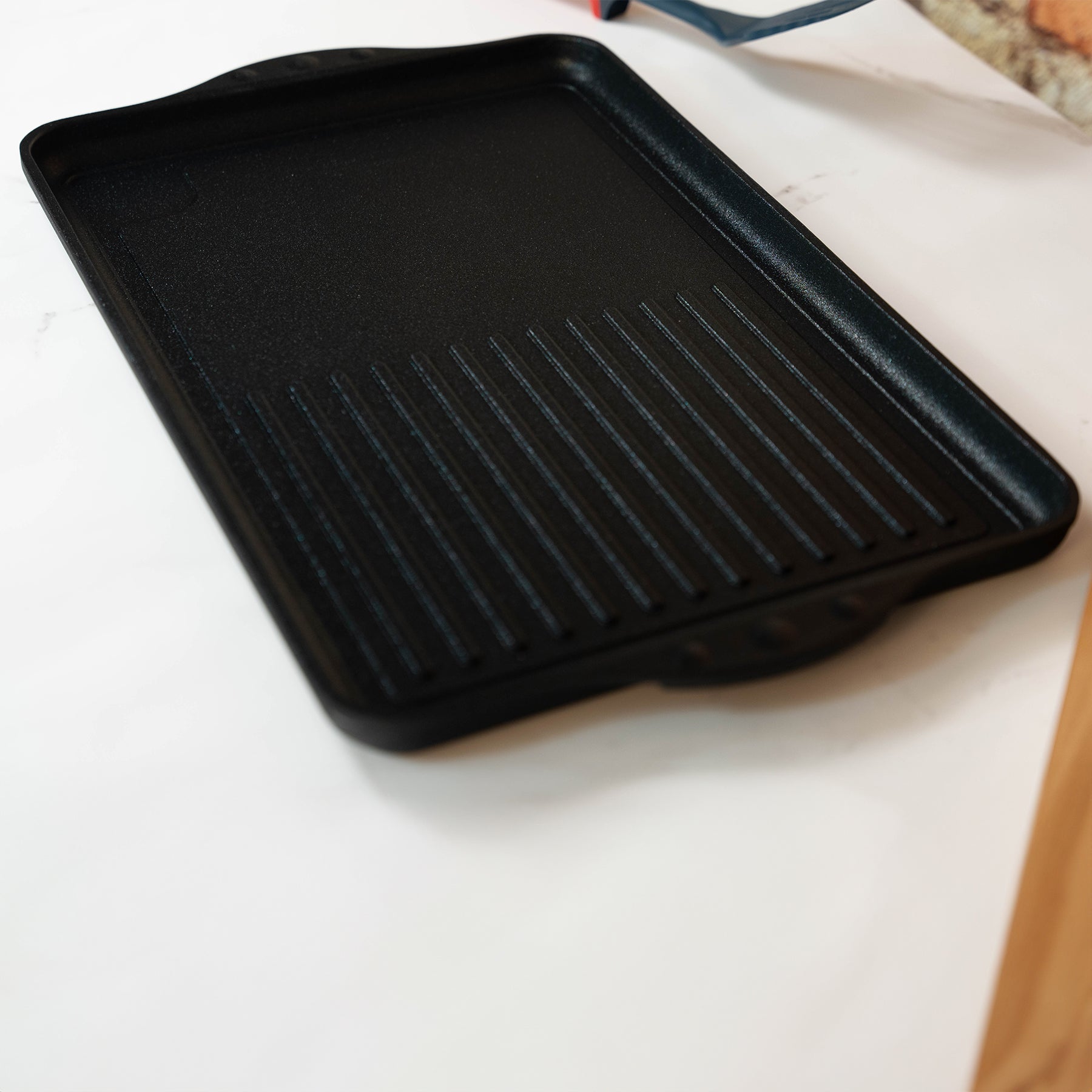 XD Nonstick 118 cm x 28 cm Double-Burner Grill/Griddle Combo in use on kitchen counter
